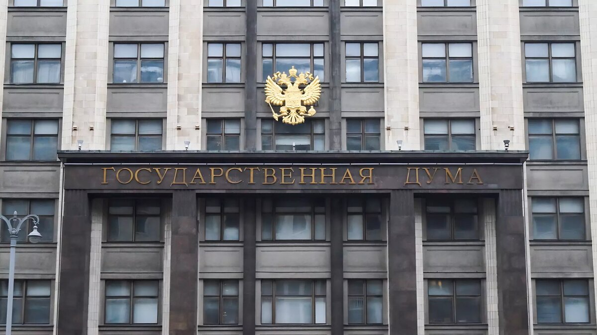     В апреле в России вступает в силу ряд новых законов и поправок к существующим. В частности, начали бороться с «наливайками», отменили таможенные послабления, а за контрафактный табак можно получить до 5 лет колонии. Рассказываем подробности.