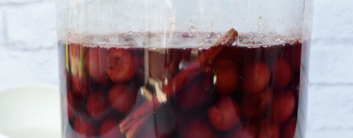 Источник: Повар.ру, https://povar.ru/recipes/vishnevaya_nastoika_s_koricei_i_gvozdikoi-70796.html 