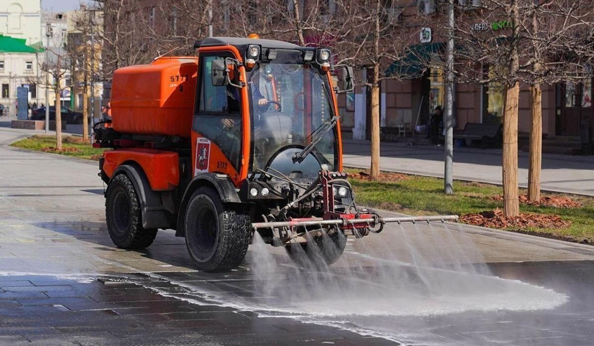     Промывка дороги. Источник: mos.ru Автор фото: Пресс-служба Мэра и Правительства Москвы