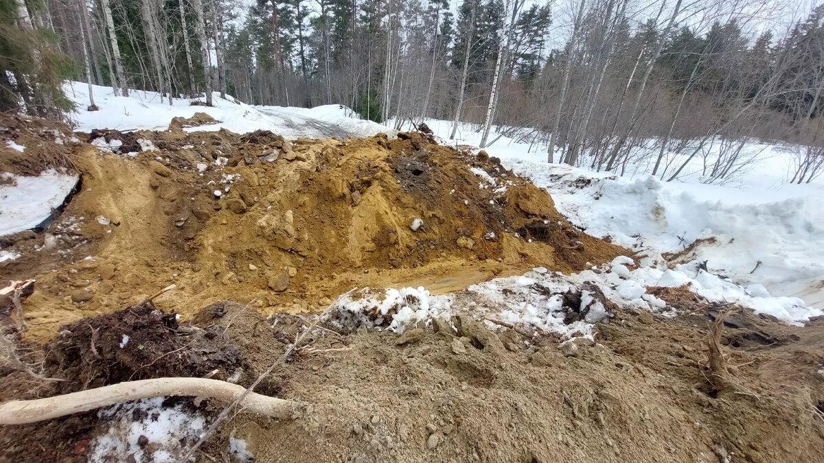     Администрация попросила Минтранс республики объяснить ситуацию, дорожные работы прокомментировала в соцсети депутат сельского поселения.