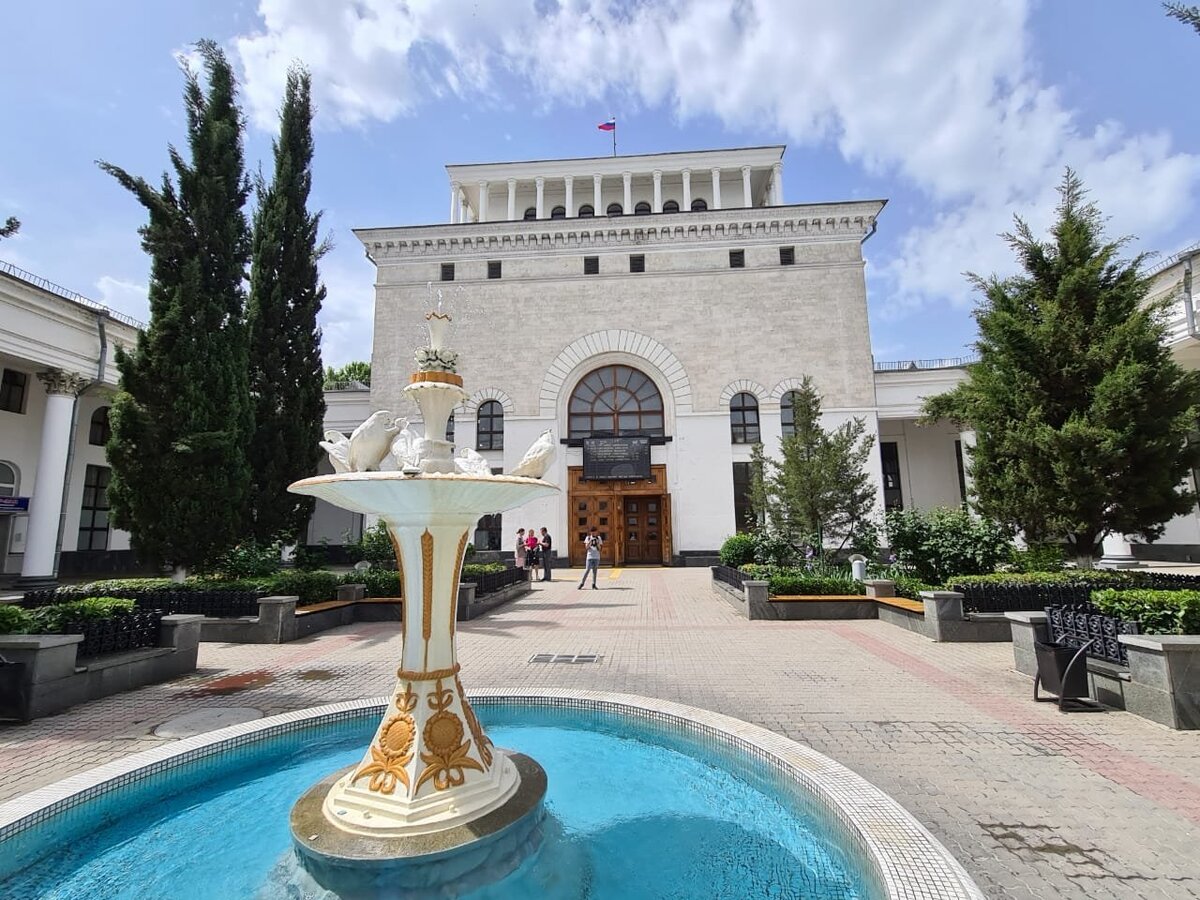 Железнодорожный вокзал в Симферополе // Фото: Туристический портал Республики Крым, Светлана Квитко