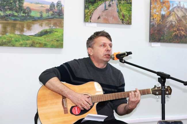 Играл, пел и шутил в пятничный вечер кунгурский бард Дмитрий Спиридонов