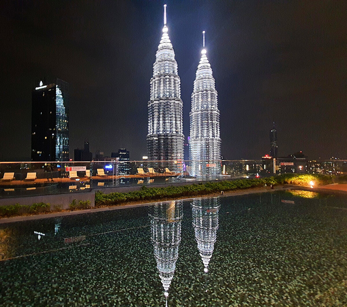 Куала-Лумпур. Ночная подсветка башен-близнецов. Вид с 67 этажа нашего отеля Ascott Star