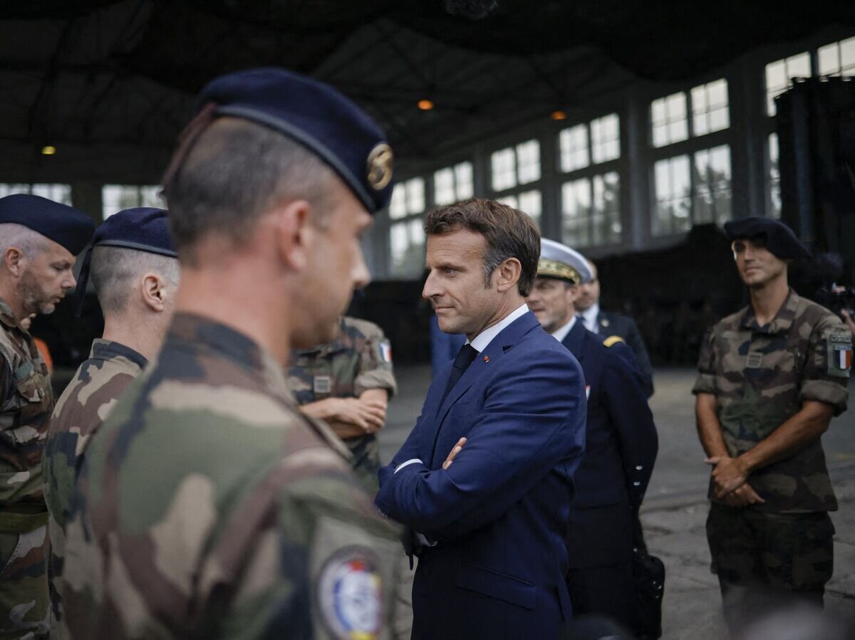    Президент Франции Эммануэль Макрон во время встречи с французскими военными© YOAN VALAT