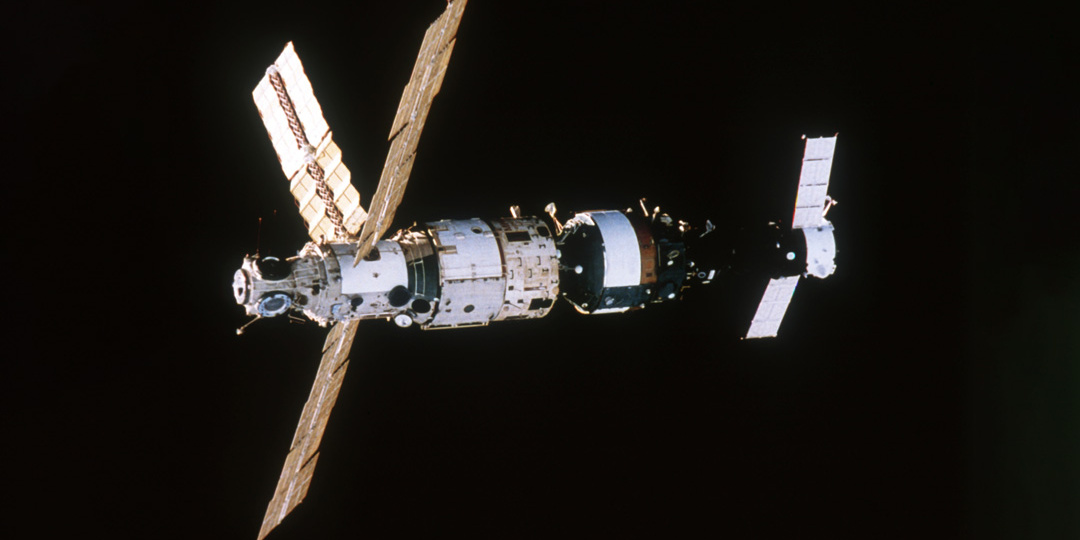 Правда ли, что в открытом космосе летала упаковка с салфетками?