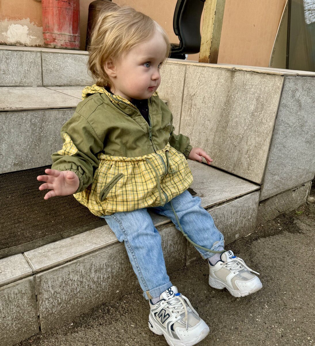 Фото автора. В тот день было +18 градусов, так что сидеть ей не холодно на ступеньке.