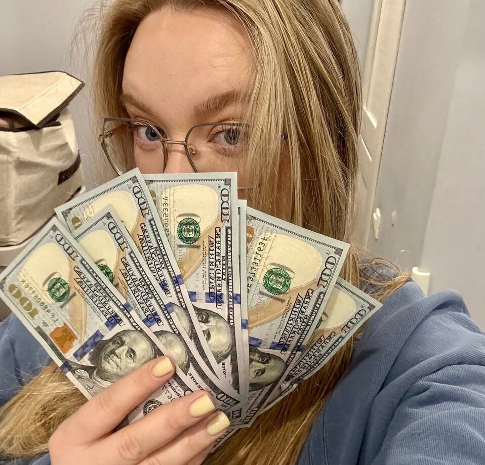 Фото автора. Доллары муж снимал для покупки ткани для отшива лосин. Почему-то принимают только в долларах. 