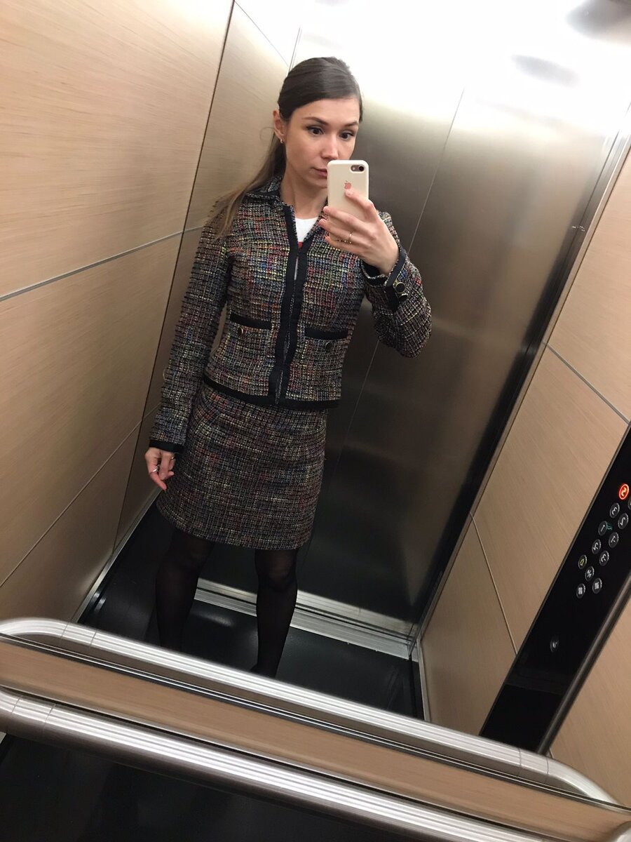 автор со стеклянными от недосыпа глазами нечаянно перескочила пять карьерных ступеней разом и даже зарплата не радует, потому что её некогда тратить