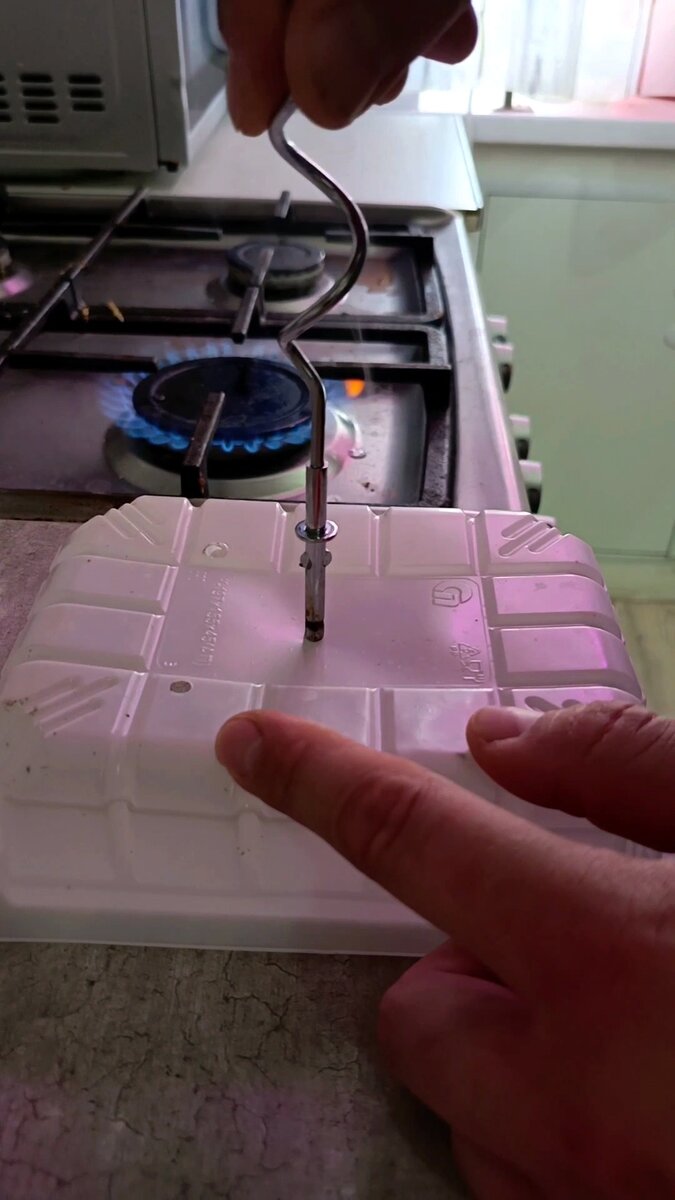 Как сделать дырку в контейнере