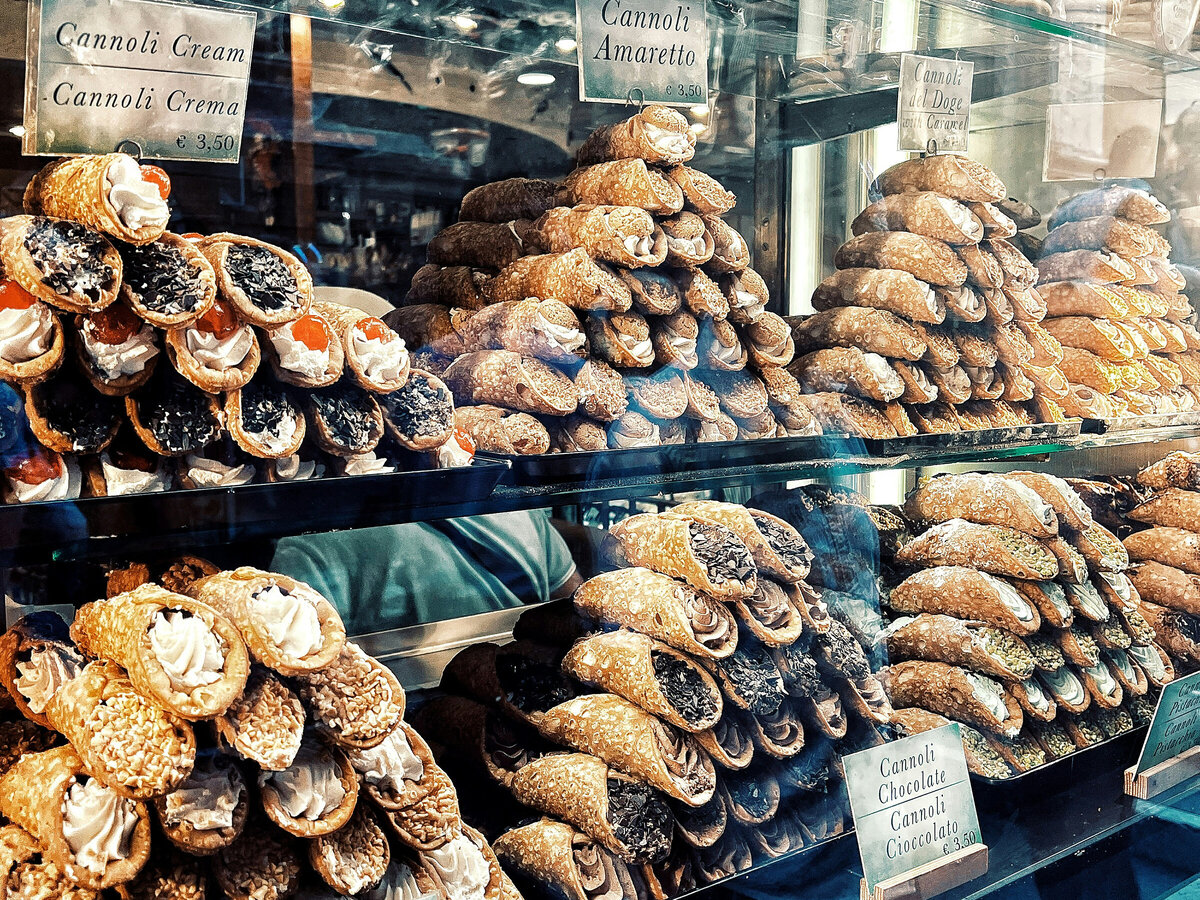 От обилия сладостей в какой-то момент начинает рябить в глазах. Всё хочется съесть на месте — нужна воля, чтобы суметь довезти это до дома. Фото: Aleksandra Svyripa / Unsplash