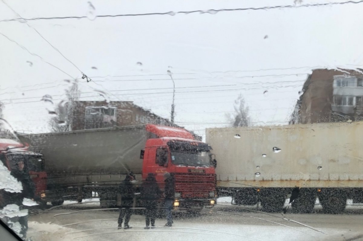    В центре Петрозаводска столкнулись три фуры