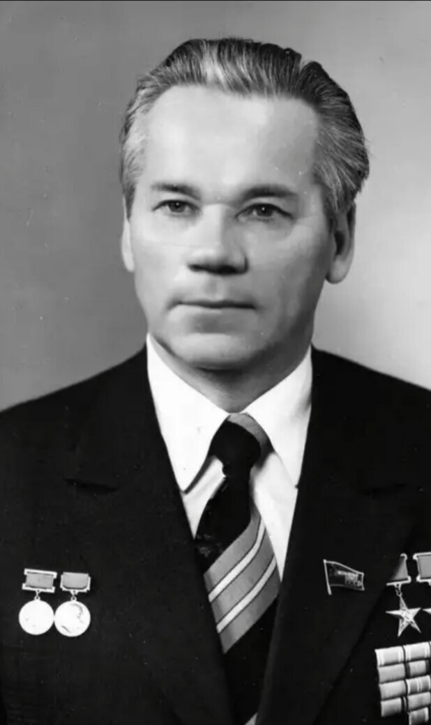 Михаил Тимофеевич Калашников родился 10 ноября 1919 года в селе Курья Алтайского края, в многодетной крестьянской семье. Отец – Тимофей Александрович и мать – Александра Фроловна – родом из кубанских крестьян.