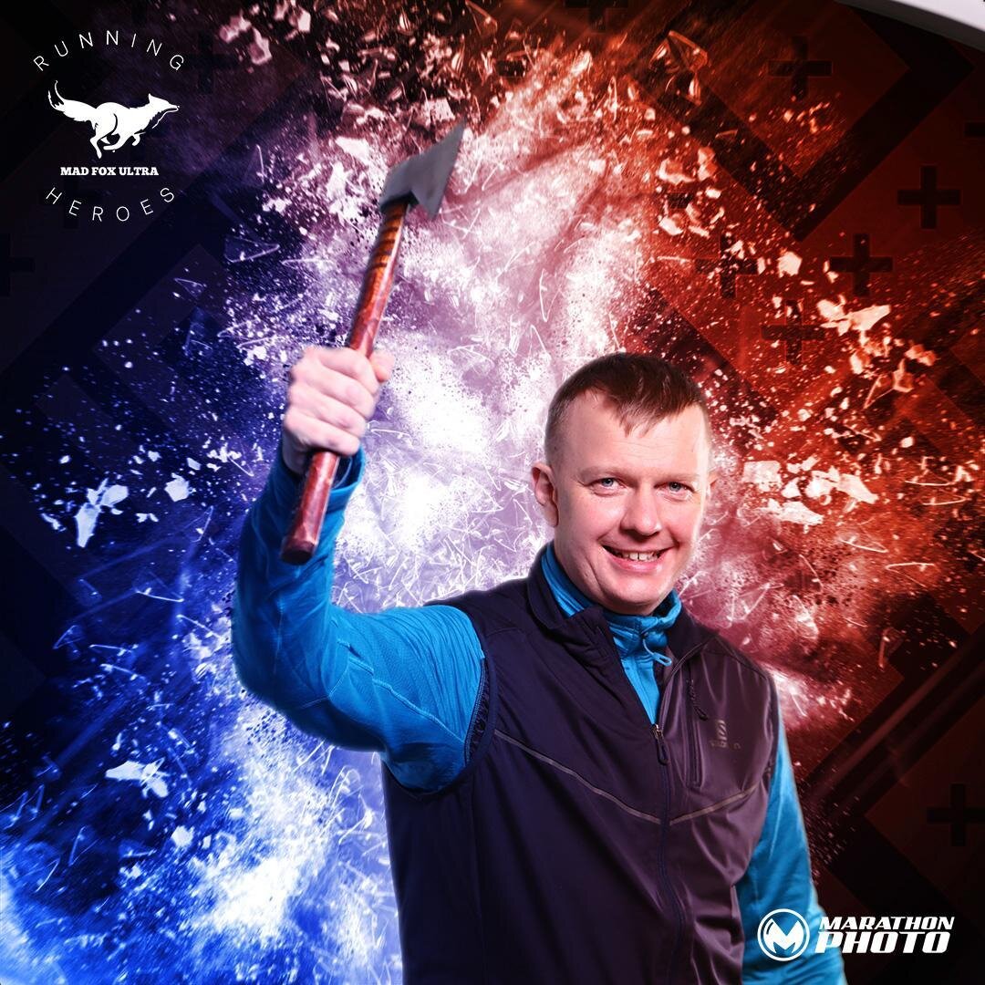 Фото перед ультрамарафоном Valhalla Race 167 км. Топор - приз финишерам предыдущего года. В тот год на финише вручали молот!