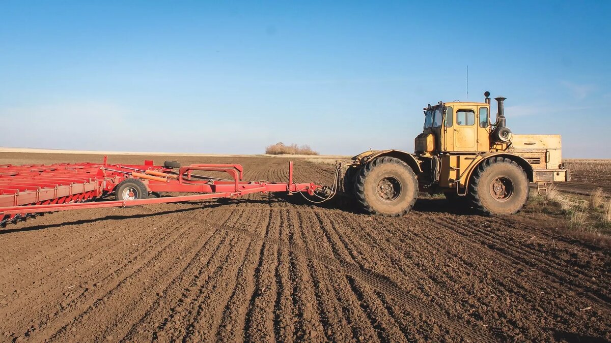     Пресс-служба Росгвардии Краснодарского края сообщила, что бомбу, весом в 100 килограммов, кубанский тракторист нашел в поле, когда проводил вспашку земли.