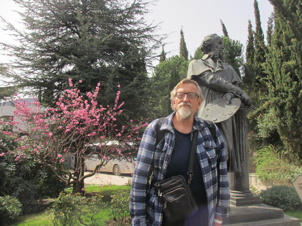 Я у памятника Айвазовскому на входе в парк его имени