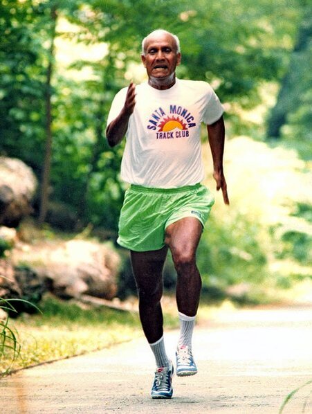 Шри Чинмой во время забега. Фото: nervana.name