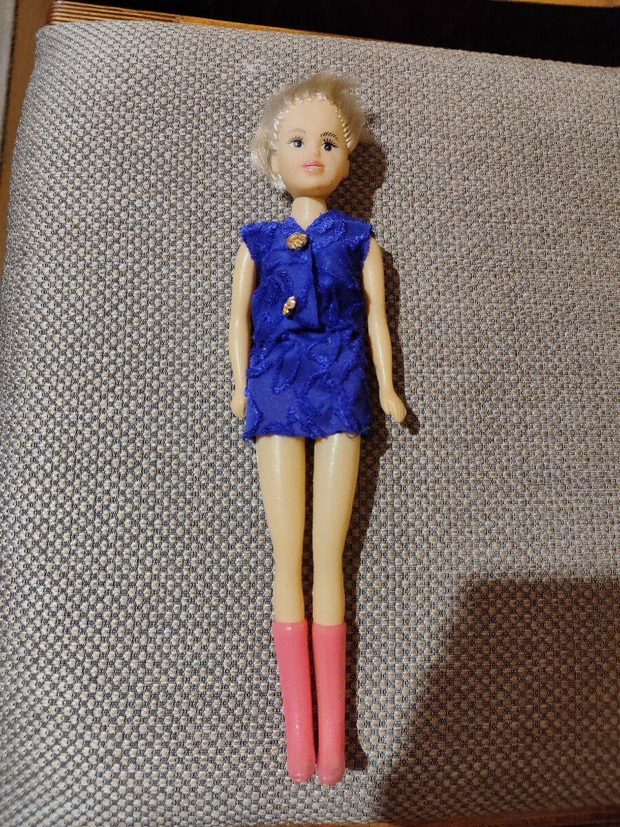 Кэти в родных сапожках. Костюмчик я шила.