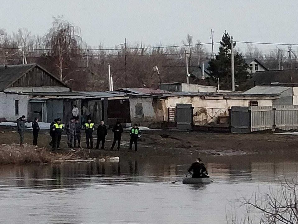    В Домбаровском районе мужчина на лодке спас двух подростков с оторвавшейся льдины