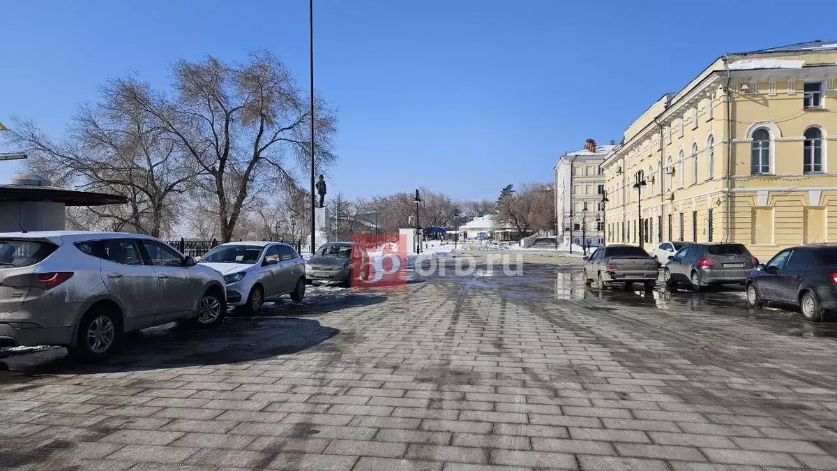 Стоят в ряд на дорогущей плитке: в Оренбурге на пешеходной Беловке устроили  парковку | 56orb.ru | Дзен