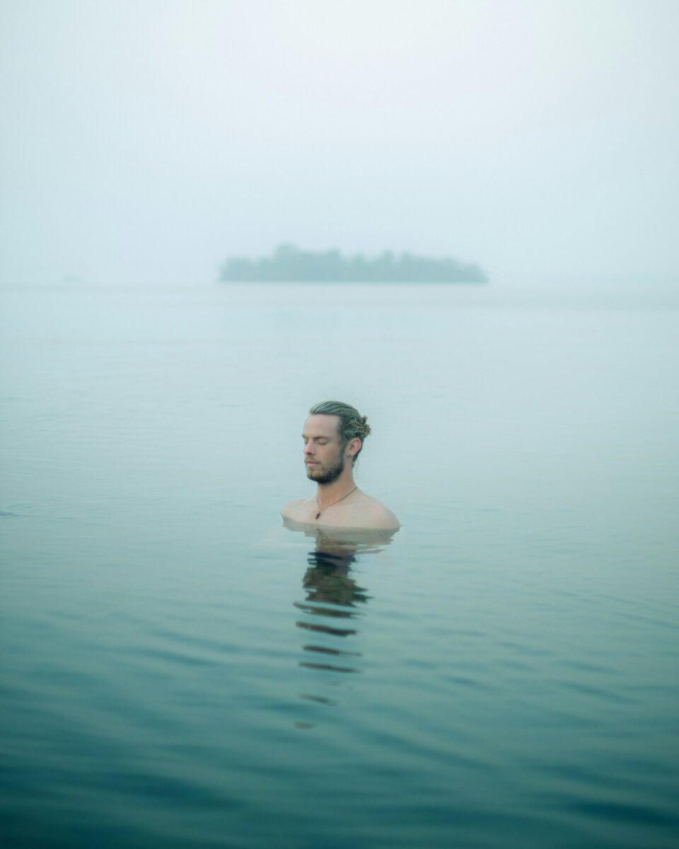 Погружение под воду. Обливание холодной водой. Крещение прорубь. Купание зимой. Купание в ледяной воде.