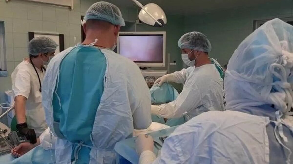     Жизнь 17-летнего юноши из Сарапула спасена благодаря мастерству хирургов из Республиканской детской клинической больницы. Мальчик чуть не умер от редкого и опасного заболевания — пробоя стенки желудка, который привел к перитониту.