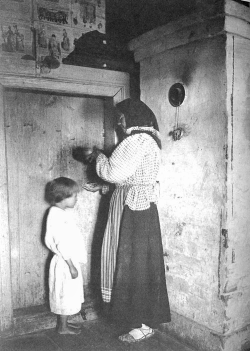 Знахарка с наговорённой водой и больной ребёнок, фотография 1914 года