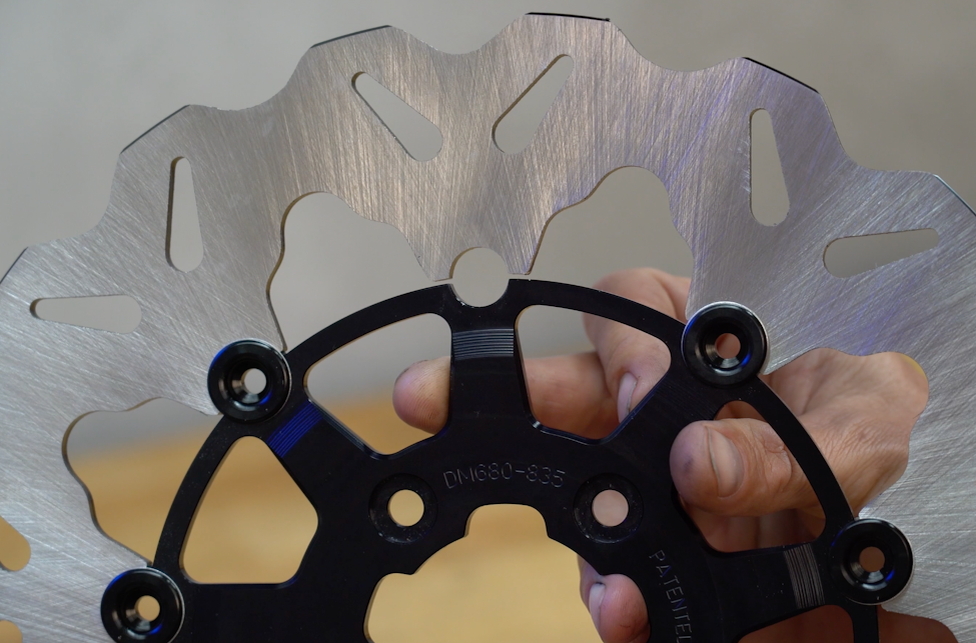 Как насчет зазора? Втулки обеспечивают воздушный зазор между фрикционным диском и центром на "плавающих" тормозных дисках.