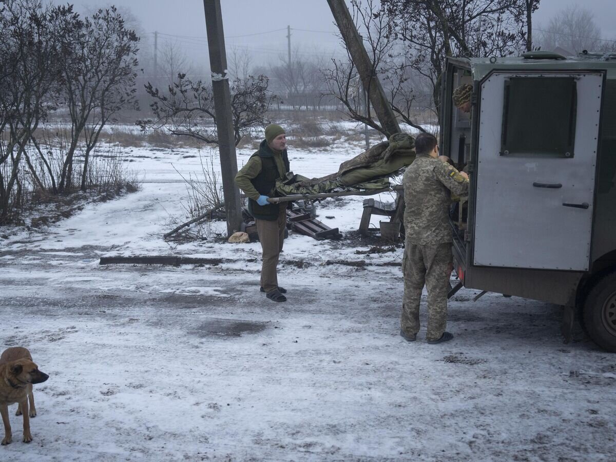    Украинские военнослужащие переносят носилки с раненым в Донецкой области© AP Photo / Efrem Lukatsky