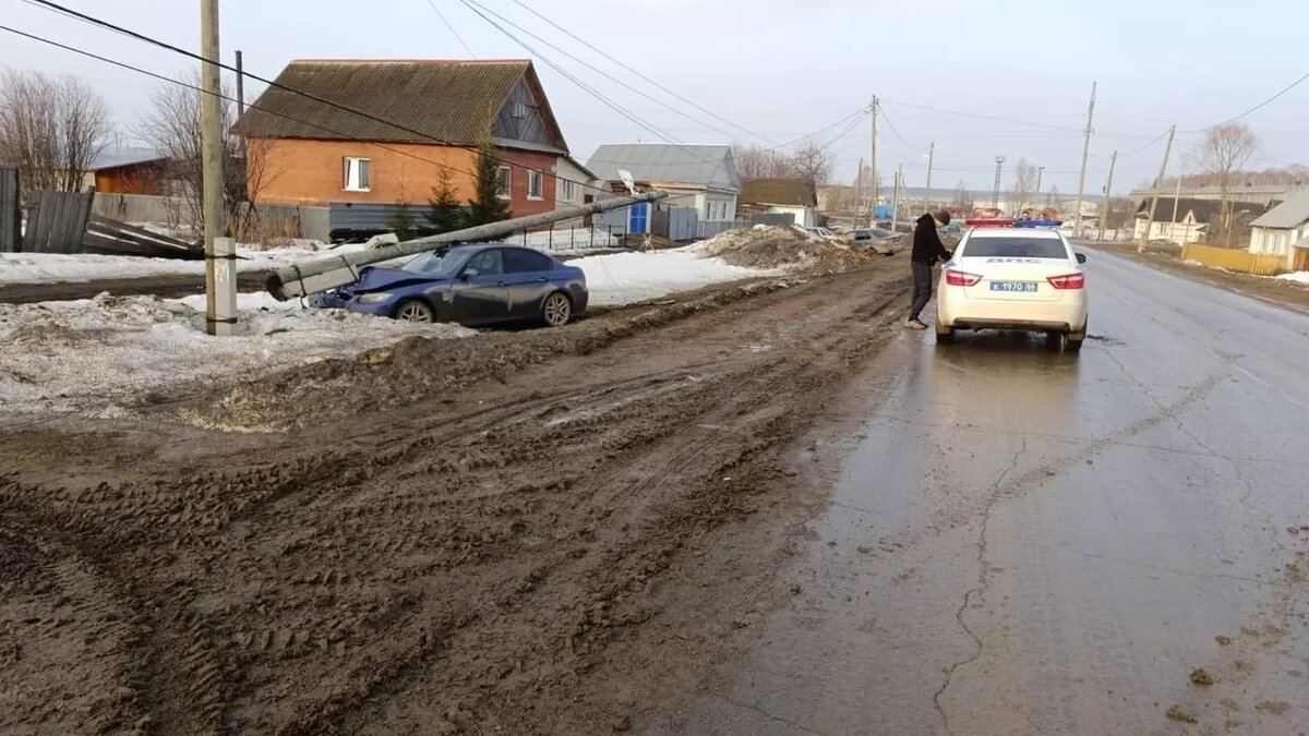 Водитель иномарки снес столб в свердловском поселке | Новости Тагила  TagilCity.ru | Дзен