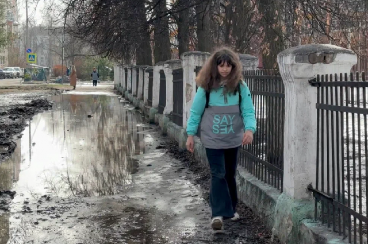    В Ярославле 12-летняя девочка показала опасную дорогу до учебы