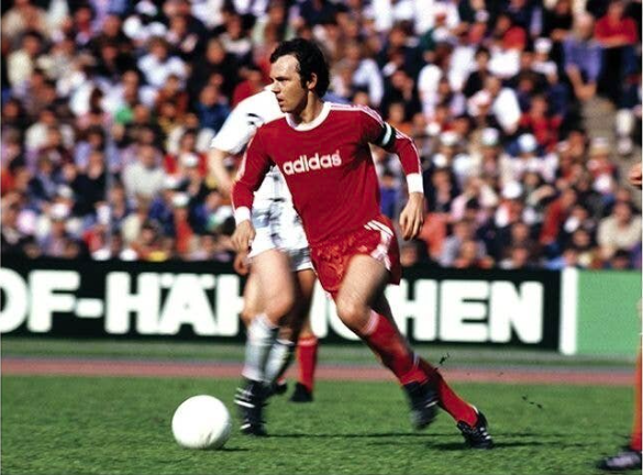 Франц Беккенбауэр на поле в Adidas