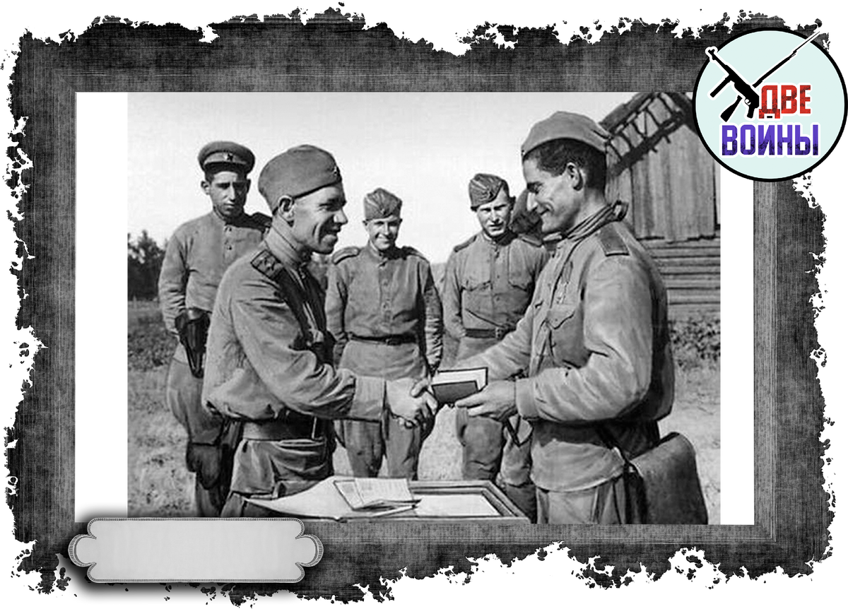 Вручение партбилетов на фронте. Фото в свободном доступе.