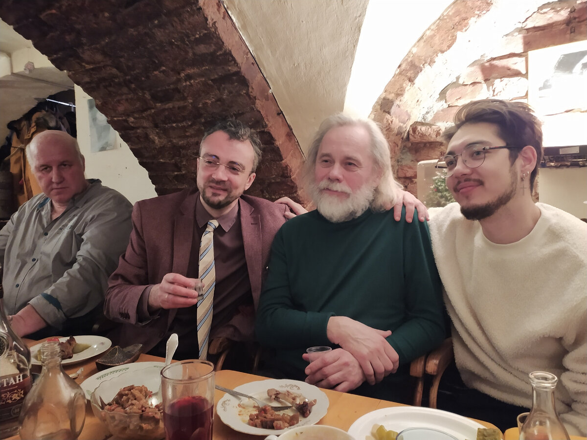 Вадим Левенталь (со стопкой) в компании. На презентации своей недавней книги, которая посвящена отнюдь не Донбассу