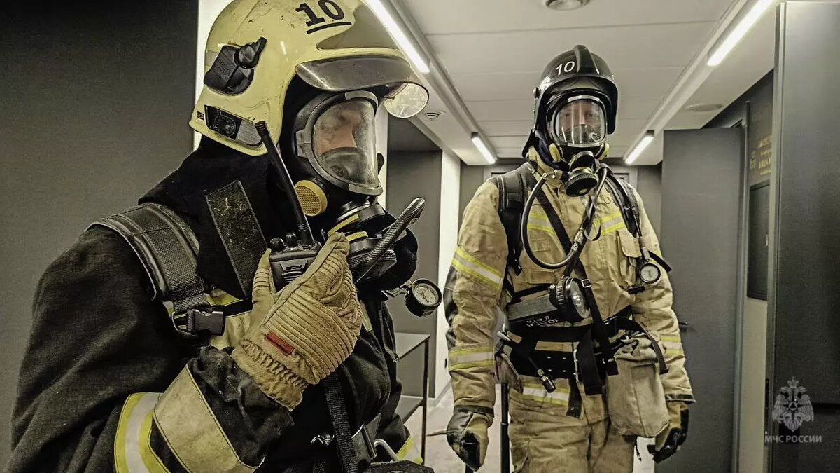     Согласно сценарию, пожар произошел из-за короткого замыкания, в задымленном помещении остались два человека.