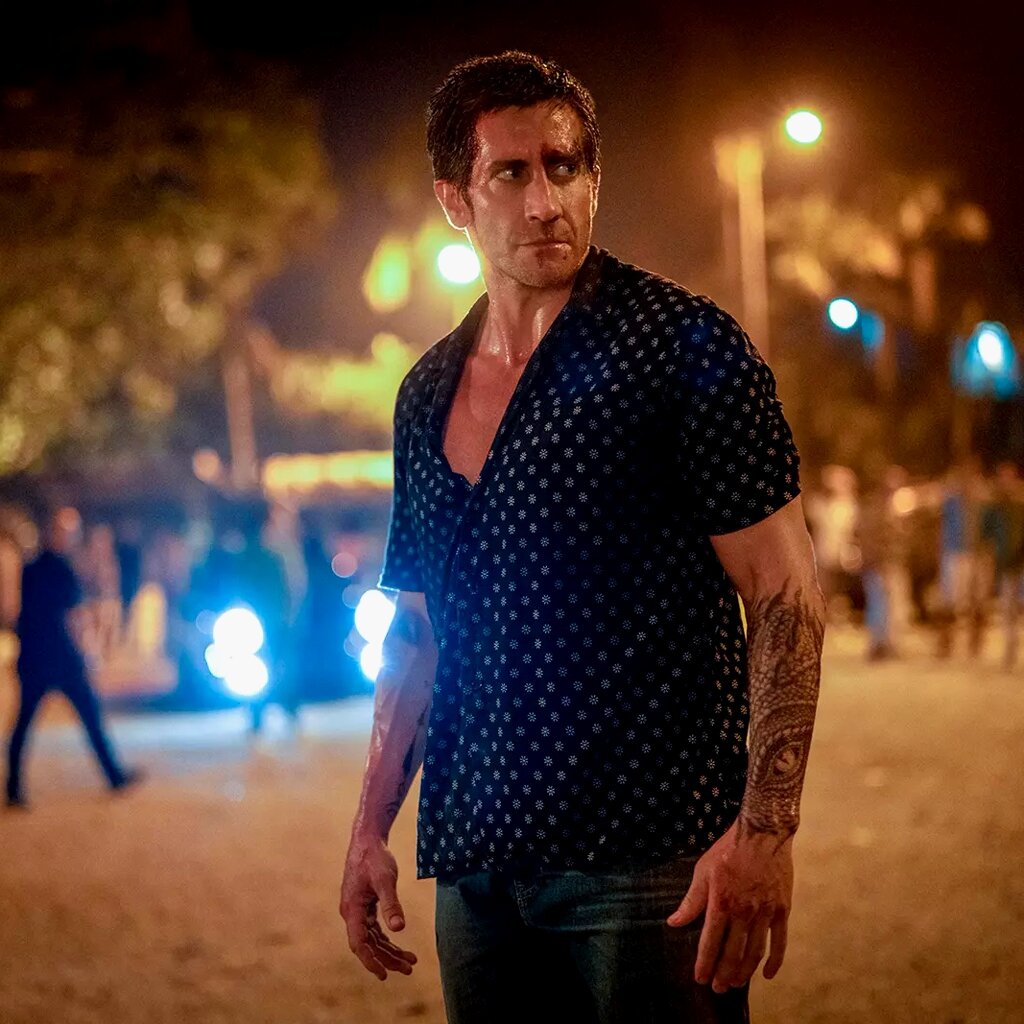 Джейк Джилленхол в роли Элвуда Далтона фильме «Дом у дороги», 2024 г