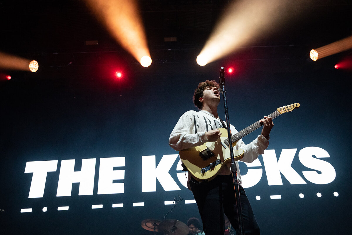    Люк Притчард и The Kooks на фестивале DCODE в Мадриде, 17 сентября 2022 года
