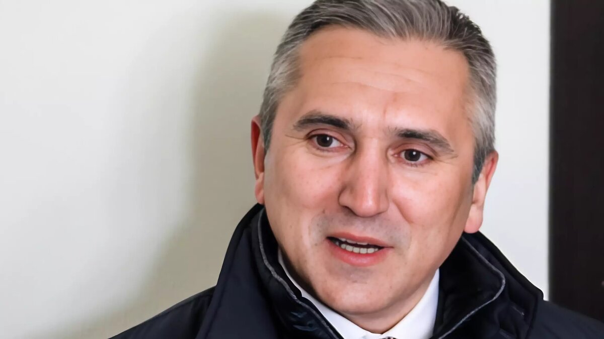     Из-за своей проблемы и полного отсутствия возможностей выйти из собственного дома нормально женщина обратилась за помощью напрямую домой к губернатору. Они с женщиной — соседи.