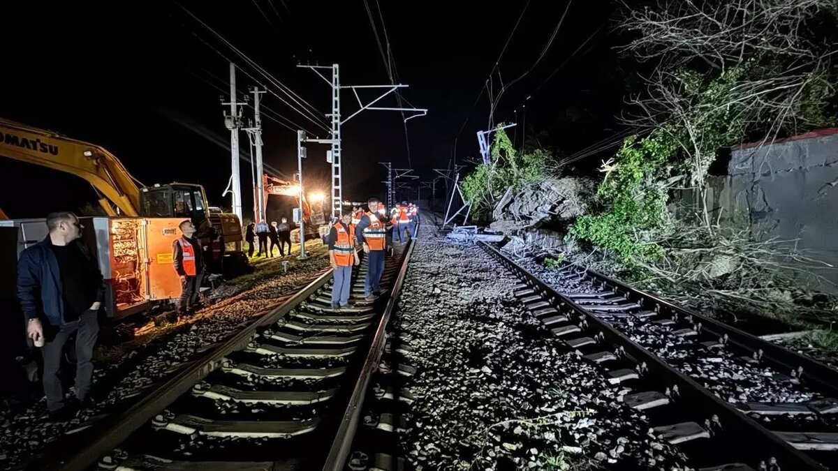     Департамент транспорта и дорожного хозяйства Сочи сообщил о происшествии на железной дороге. Ночью 2 апреля из-за оползня стало невозможно движение поездов по второму пути. На месте работают бригады.