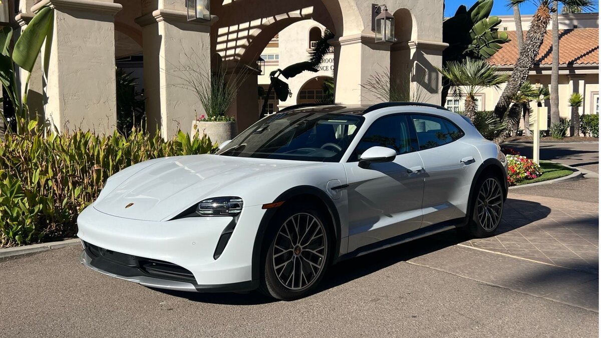 Porsche Taycan 2024 серый