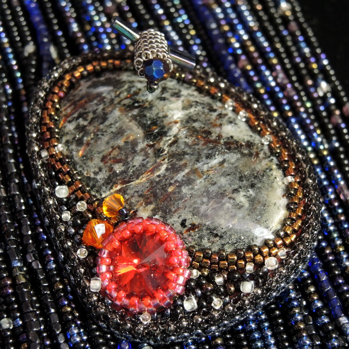 Слюдяные включения сверкают вспышками