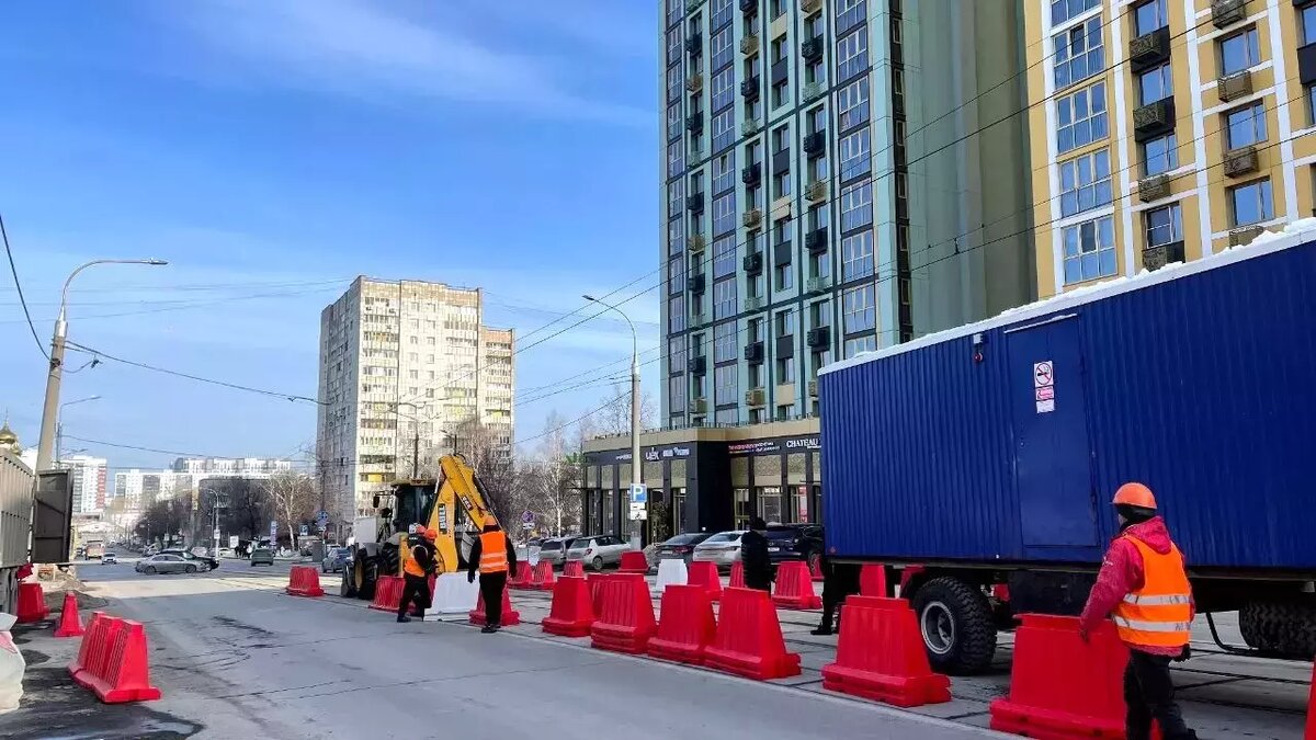     Связано это с ремонтом улицы в центре города.