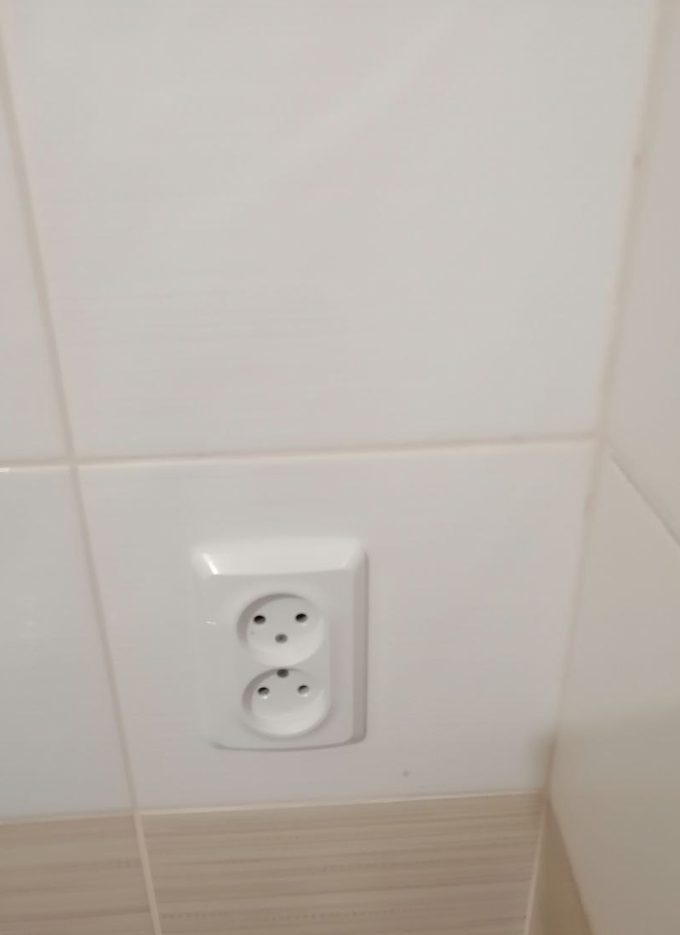 Розетка над унитазом в наше время - это неплохое решение