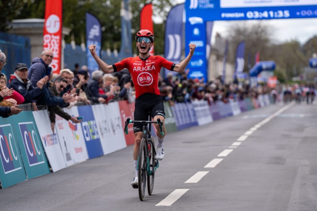 Юэн Костью  📷
