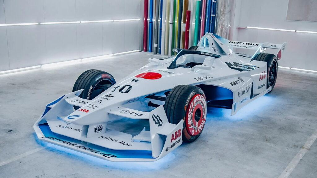 Японский тюнер Liberty Walk взял под свое крыло одноместный автомобиль Formula E Gen3 в рамках празднования первого Токийского E-Prix чемпионата мира FIA Formula E в Токио.-3