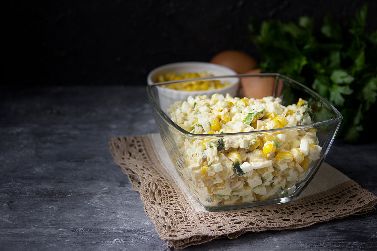 Рецепт салата с варёной курицей, яйцами и кукурузой - Лайфхакер