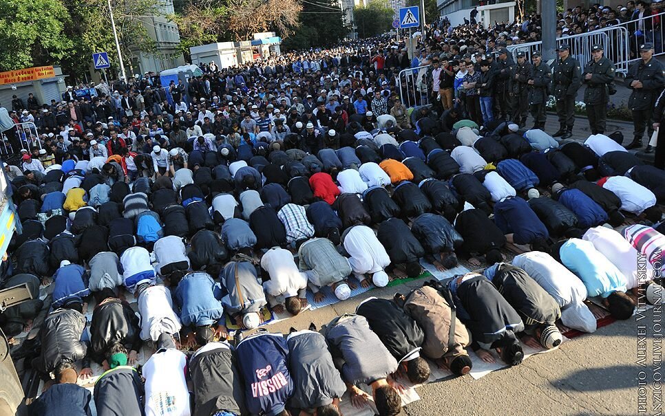 соборная мечеть санкт-петербурга. ураза байрам спб мечеть. омон в мечети в москве. омон в мечети. ураза байрам спб.