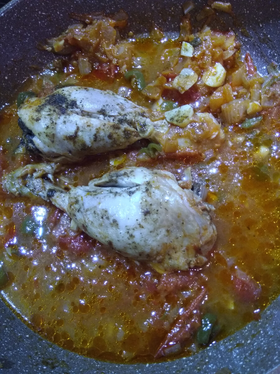 Фото автора. Остатки курицы. Она в хмели-сунели. С едой на завтра порядок
