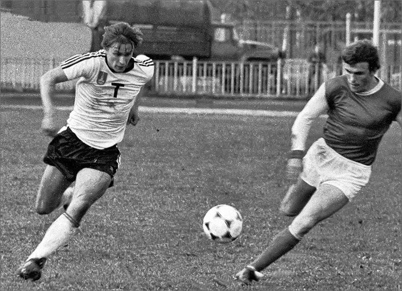 «Торпедо» - «Кубань» (Краснодар) – 1:0. Атакует торпедовец Валерий Петраков (в белом).