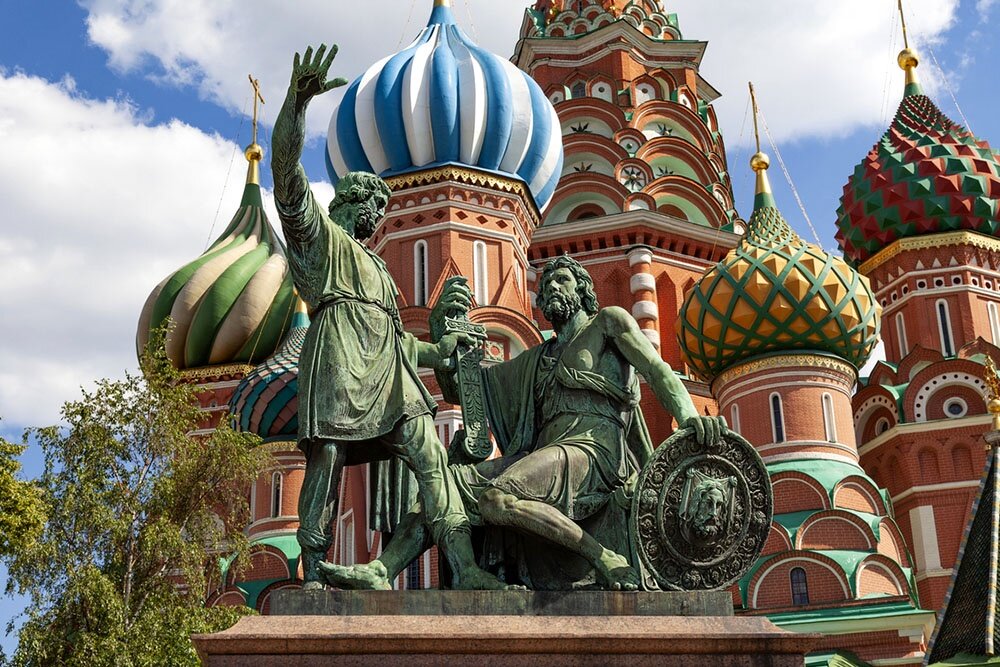    Памятник Минину и Пожарскому на Красной площади - символ истории и патриотизма. / iStock