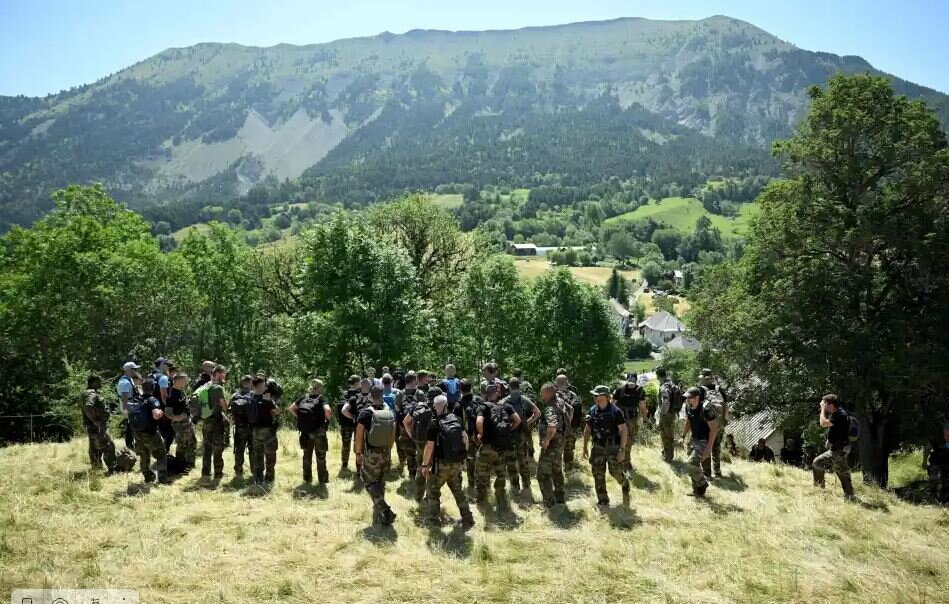 Полиция и волонтеры прочесывают местность. 